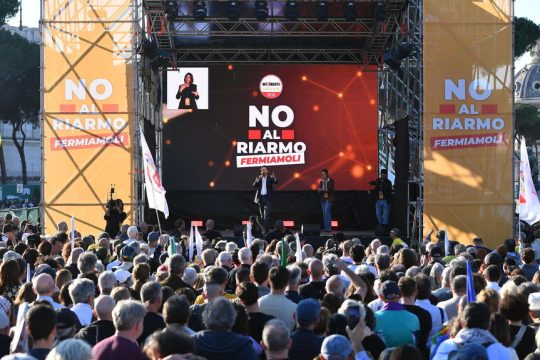 Ο Τζουζέπε Κόντι μιλά στο πλήθος που πήρε μέρος στην αντιπολεμική διαδήλωση του Σαββάτου